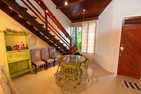 Sala de casa de condomínio à venda com 3 quartos, 380m² em Piratininga, Niterói