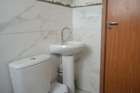 Banheiro de apartamento para alugar com 2 quartos, 43m² em Parque Santa Rosa, Suzano