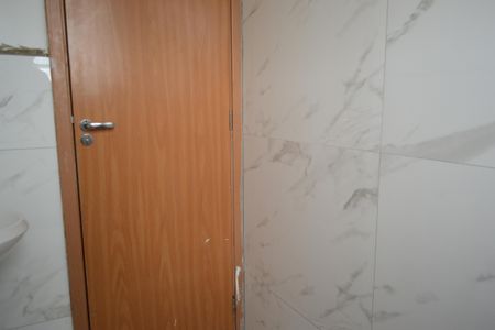 Banheiro de apartamento para alugar com 2 quartos, 43m² em Parque Santa Rosa, Suzano