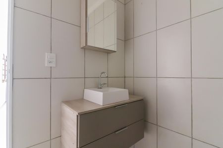 Banheiro de kitnet/studio para alugar com 1 quarto, 28m² em Jardim Bonfiglioli, São Paulo