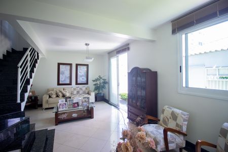 Sala de casa à venda com 4 quartos, 365m² em Cabral, Contagem