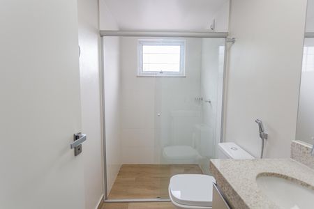 Banheiro Social de kitnet/studio para alugar com 1 quarto, 28m² em Ipiranga, Belo Horizonte