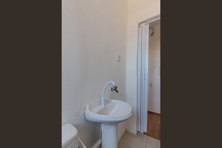 Banheiro de apartamento à venda com 1 quarto, 26m² em Azenha, Porto Alegre
