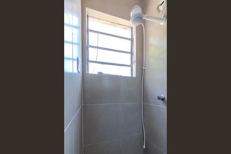 Banheiro de apartamento à venda com 1 quarto, 26m² em Azenha, Porto Alegre
