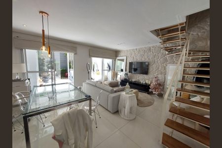 Sala de casa de condomínio à venda com 3 quartos, 130m² em Vila Sofia, São Paulo