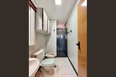 Banheiro de apartamento à venda com 3 quartos, 77m² em Taquaral, Campinas