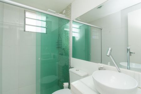 Banheiro de apartamento à venda com 2 quartos, 82m² em Jardim Riacho das Pedras, Contagem