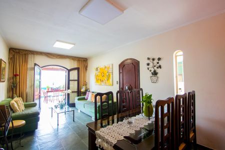 Casa à venda com 4 quartos, 200m² em Vila Scarpelli, Santo André