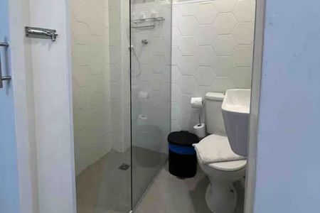 Banheiro de kitnet/studio para alugar com 1 quarto, 32m² em Aparecida, Santos
