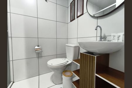 Banheiro de kitnet/studio para alugar com 1 quarto, 24m² em Liberdade, São Paulo