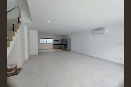 Sala de casa de condomínio para alugar com 4 quartos, 315m² em Recreio dos Bandeirantes, Rio de Janeiro