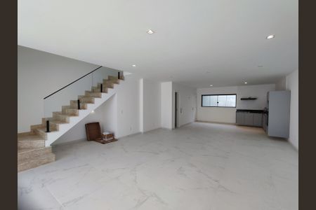 Sala de casa de condomínio para alugar com 4 quartos, 315m² em Recreio dos Bandeirantes, Rio de Janeiro