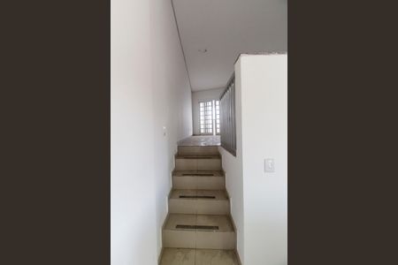 Escada de casa para alugar com 2 quartos, 90m² em Jardim Silveira, Barueri
