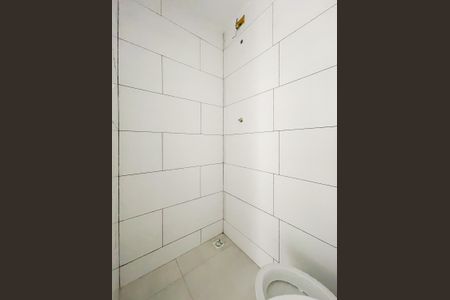 Banheiro de kitnet/studio para alugar com 1 quarto, 25m² em Vila Quitauna, Osasco