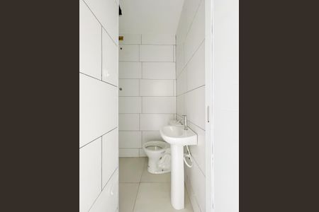 Banheiro de kitnet/studio para alugar com 1 quarto, 25m² em Vila Quitauna, Osasco