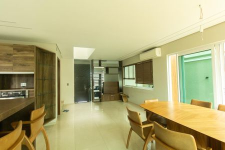 Sala de casa de condomínio para alugar com 4 quartos, 220m² em Santa Quiteria, Curitiba