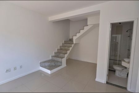 Sala de casa de condomínio para alugar com 2 quartos, 68m² em São Francisco Xavier, Rio de Janeiro