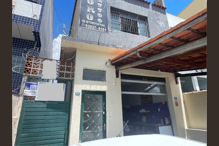 Placa instalada na fachada do imóvel de kitnet/studio para alugar com 1 quarto, 28m² em Jardim Rosa de Franca, Guarulhos