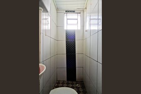 Banheiro de kitnet/studio para alugar com 1 quarto, 17m² em Vila Boaçava, São Paulo