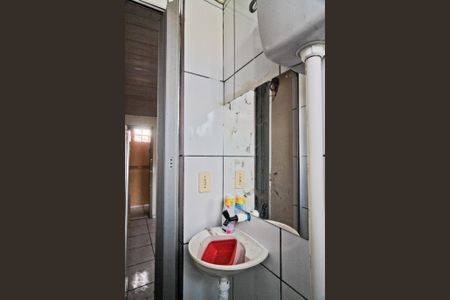 Banheiro de kitnet/studio para alugar com 1 quarto, 17m² em Vila Boaçava, São Paulo