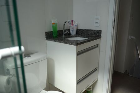 Banheiro de casa de condomínio para alugar com 2 quartos, 70m² em Chácara Faggion, Suzano