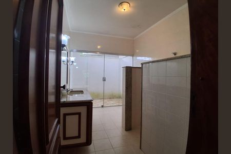 Banheiro de casa de condomínio para alugar com 4 quartos, 450m² em Sítio Barrocada, São Paulo