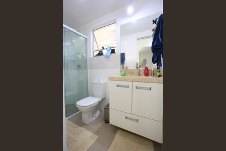 Banheiro de apartamento à venda com 2 quartos, 48m² em Parque Pinheiros, Taboão da Serra