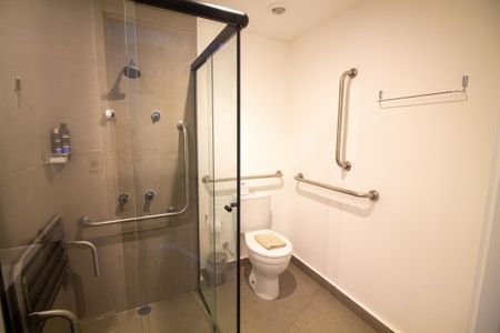 Banheiro de kitnet/studio para alugar com 1 quarto, 30m² em Cidade Monções, São Paulo