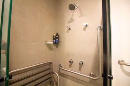 Banheiro de kitnet/studio para alugar com 1 quarto, 30m² em Cidade Monções, São Paulo