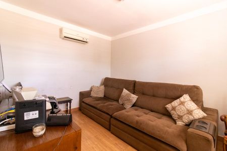 Sala de TV de casa à venda com 3 quartos, 197m² em Vila Nova, Campinas
