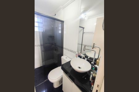 Banheiro de apartamento à venda com 2 quartos, 45m² em Sapucaias, Contagem
