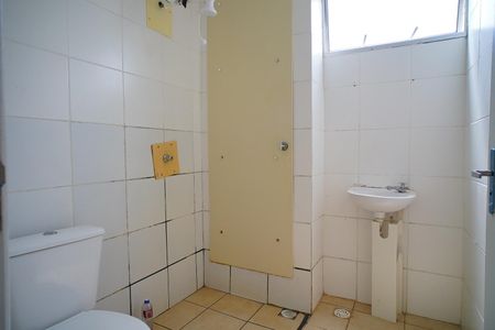 Banheiro de apartamento para alugar com 2 quartos, 48m² em Mário Quintana, Porto Alegre