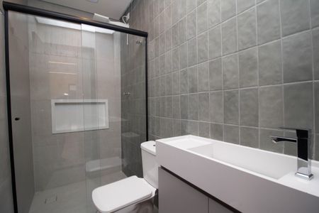 Banheiro Social de kitnet/studio para alugar com 1 quarto, 28m² em Alto de Pinheiros, São Paulo