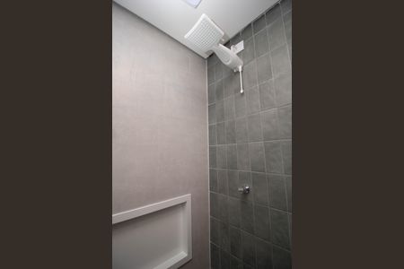 Banheiro Social de kitnet/studio para alugar com 1 quarto, 28m² em Alto de Pinheiros, São Paulo