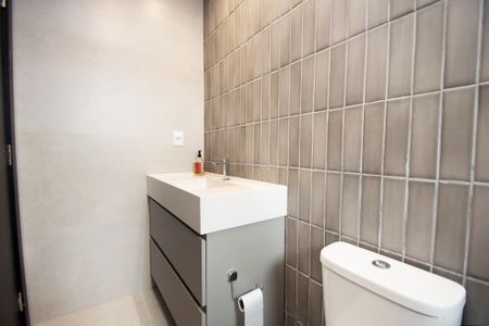 Banheiro Social de kitnet/studio para alugar com 1 quarto, 26m² em Alto de Pinheiros, São Paulo