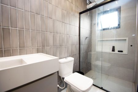 Banheiro Social de kitnet/studio para alugar com 1 quarto, 26m² em Alto de Pinheiros, São Paulo