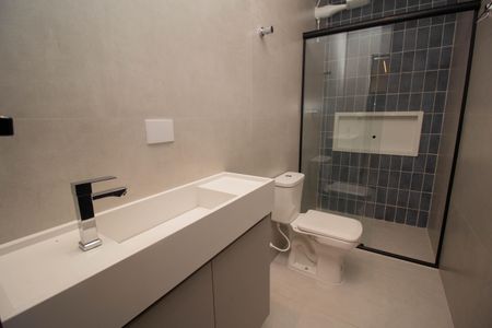 Banheiro Social de kitnet/studio para alugar com 1 quarto, 32m² em Alto de Pinheiros, São Paulo