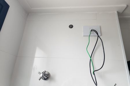 Banheiro de kitnet/studio para alugar com 1 quarto, 21m² em Vila Alvinopolis, São Bernardo do Campo