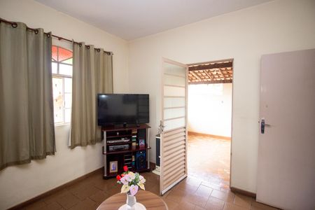 Sala de casa à venda com 3 quartos, 250m² em Nacional, Contagem