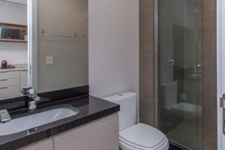 Banheiro de kitnet/studio para alugar com 1 quarto, 27m² em Três Figueiras, Porto Alegre