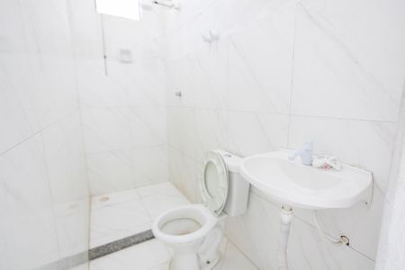 Banheiro de kitnet/studio para alugar com 1 quarto, 24m² em Laranjeiras, Uberlândia