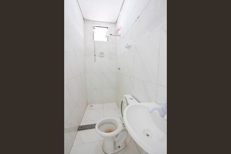Banheiro de kitnet/studio para alugar com 1 quarto, 24m² em Laranjeiras, Uberlândia