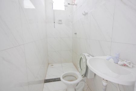 Banheiro de kitnet/studio para alugar com 1 quarto, 24m² em Laranjeiras, Uberlândia