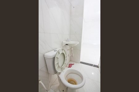 Banheiro de kitnet/studio para alugar com 1 quarto, 24m² em Laranjeiras, Uberlândia