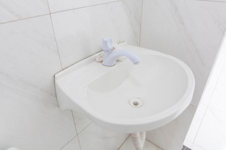 Banheiro de kitnet/studio para alugar com 1 quarto, 24m² em Laranjeiras, Uberlândia