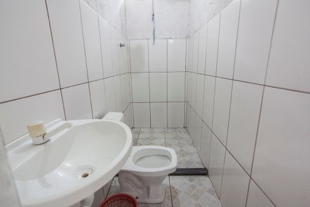 Banheiro de kitnet/studio para alugar com 1 quarto, 24m² em Laranjeiras, Uberlândia