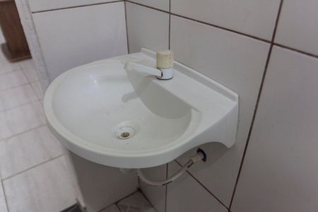 Banheiro de kitnet/studio para alugar com 1 quarto, 24m² em Laranjeiras, Uberlândia
