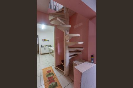 Casa 1 - Escada de casa à venda com 6 quartos, 242m² em Casa Grande, Diadema