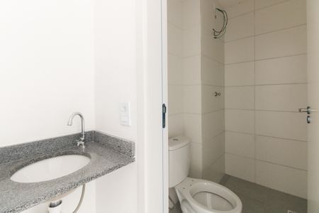 Banheiro de kitnet/studio à venda com 1 quarto, 29m² em Vila Carrão, São Paulo