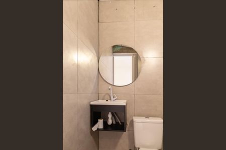 Banheiro de casa de condomínio para alugar com 1 quarto, 20m² em Jardim Lisboa, São Paulo